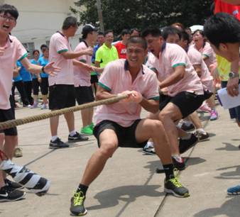 1589447382205431.jpg 参加金龙汽车集团第四届职工运动会拔河比赛.JPG