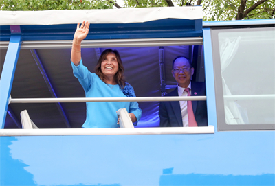 1719885108602219.jpg 黄书平(右)陪同博鲁阿尔特(左)体验海格双层巴士.jpg