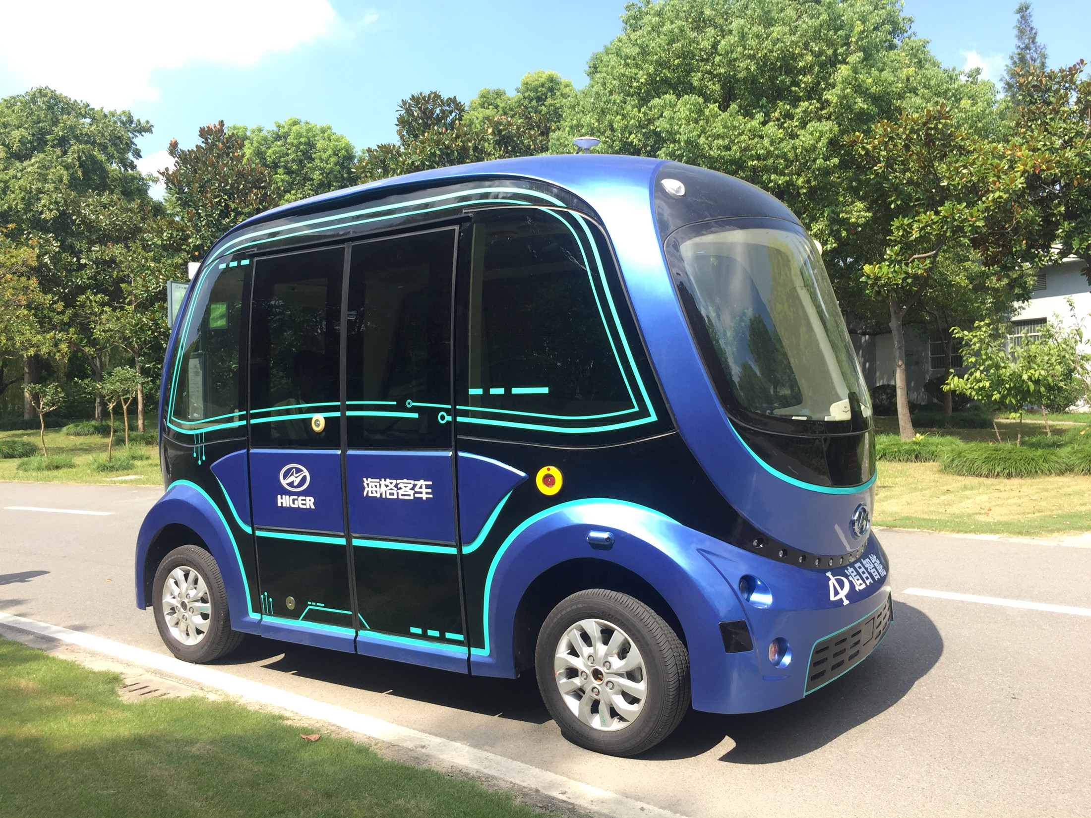 1569759880482856.jpg 行驶在汽车博览公园的苏州金龙无人驾驶巴士深蓝_副本.jpg