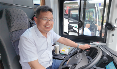 1717750053563326.png 镇江江天汽运集团负责人翟卫宇试驾新V系客车.png