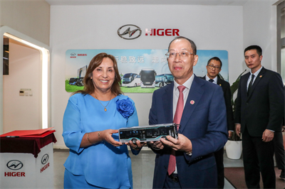 1719885076132757.jpg 黄书平(右)向博鲁阿尔特(左)赠送海格车模.jpg