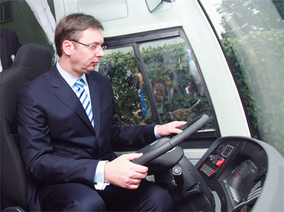 1715658460515465.jpg 塞尔维亚总理武契奇体验海格客车驾驶区.jpg