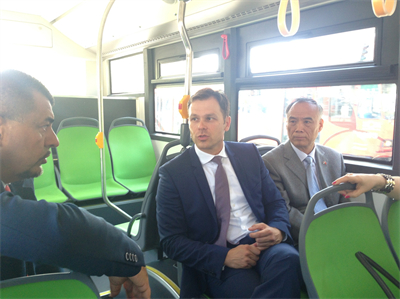 1715658521929571.jpg 辛尼萨与李满长试乘苏州金龙超级电容车.jpg