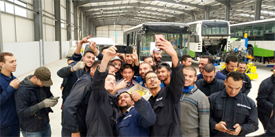 1726623900250802.jpg 苏州金龙海格客车阿尔及利亚KD工厂员工合影.jpg