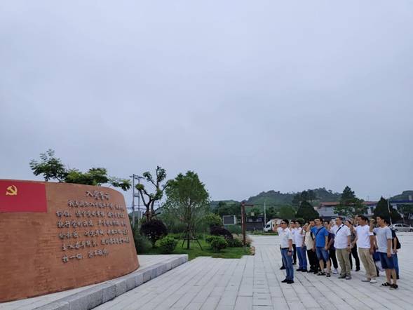 1623381829239613.jpg 馆前广场重温入党誓词