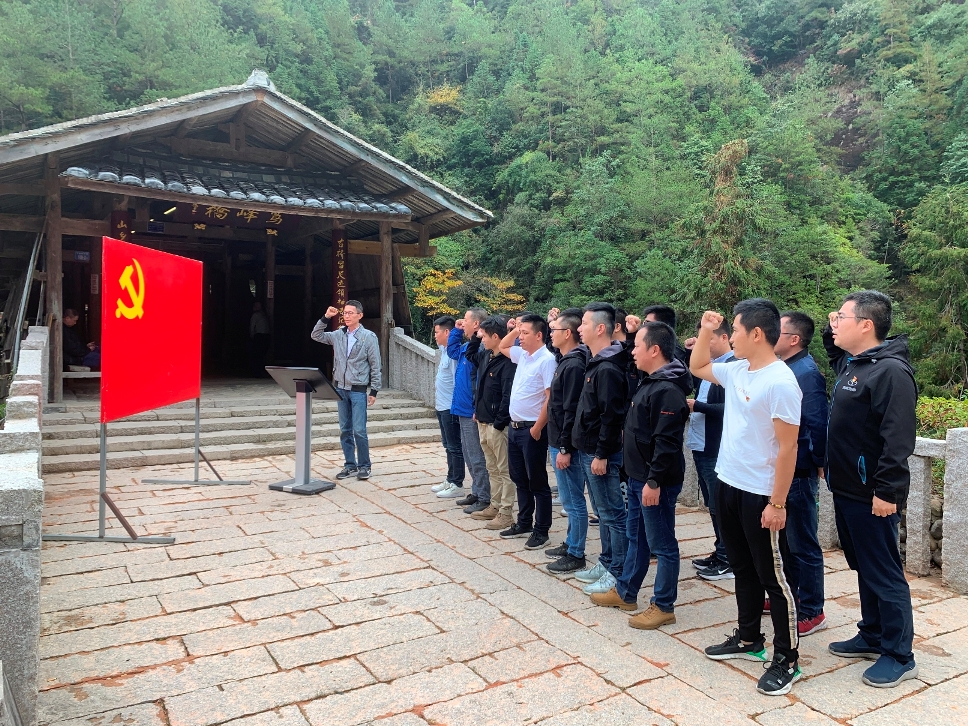 1606378547952977.jpg 鸾峰桥重温入党誓词.jpg