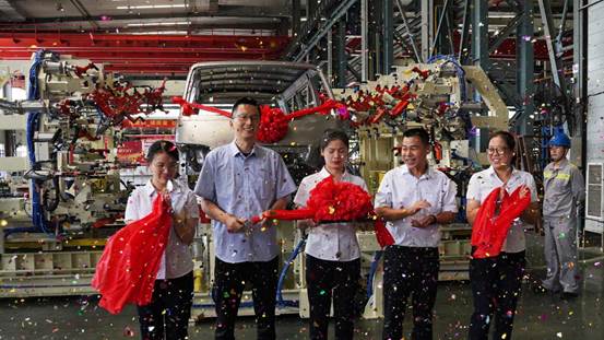 1675846616621769.jpg 1 金旅海外销售公司总经理安敏为埃及KD项目夹具发运仪式剪彩(左二)