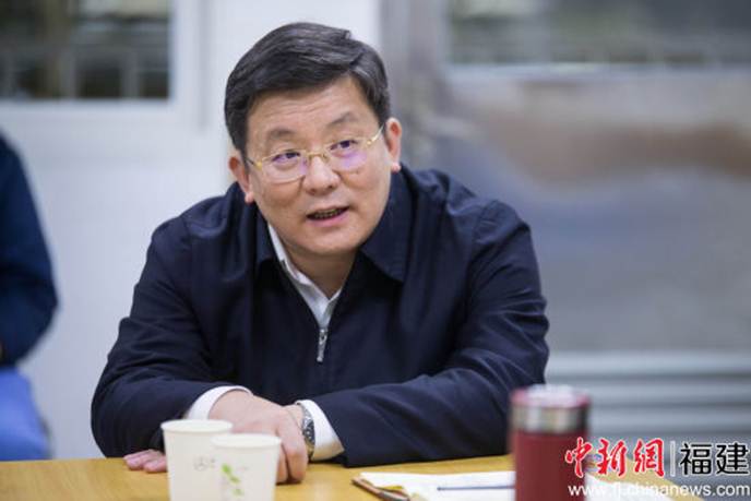 1511934129759647.jpg 说明: 福汽集团党组书记、董事长黄莼在福建奔驰汽车有限公司宣讲时强调,要将十九大精神贯彻到工作中,推出更多、更好、更优质的产品,为建设新福建作出贡献。李南轩 摄