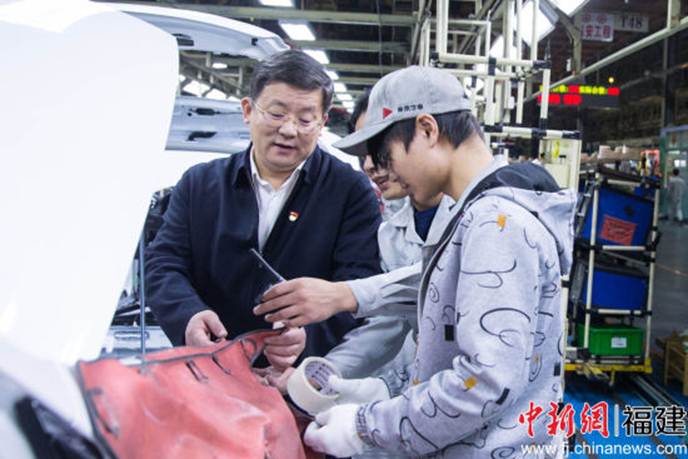 1511934166520692.jpg 说明: 在宣讲互动的过程中,黄莼勉励基层员工争先向上,为建设新福建贡献力量。李南轩 摄