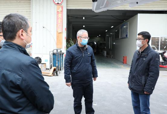 1592471565396156.jpg 郭夕涛向总经理刘志军汇报车辆状况