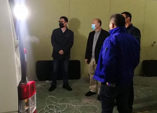 1592471549747169.jpg 郭夕涛向谢思瑜董事长汇报进度