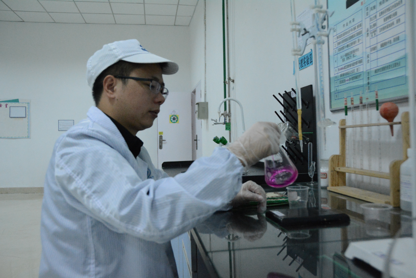 1588174504780207.png 2015年7月、新龙马汽车涂装车间实验室、高孔长利用周末时间,认真钻研前处理线滴定检测技术,提升生产品质。.png