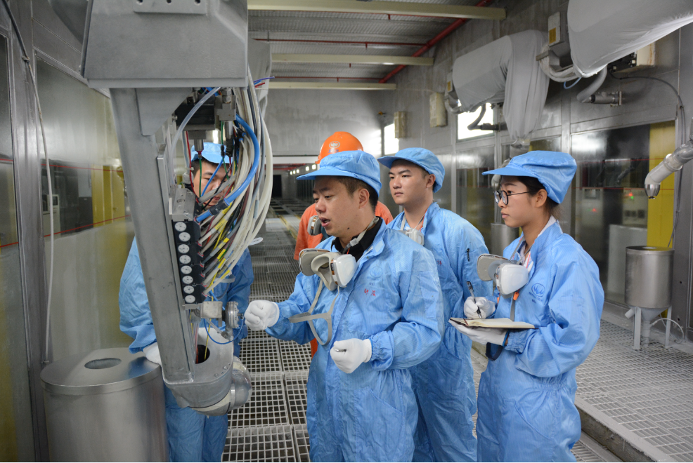 1588174565762387.png 2016年4月、新龙马汽车涂装车间面漆喷房机器人站、高孔长教导机器人专责人员及维护人员对PB250ib喷漆机器人换色模组进行拆解保养。.png