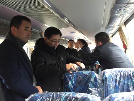 1516679466293118.jpg 自治区党委常委、宣传部长白玉刚参观乌兰牧骑演出大巴1