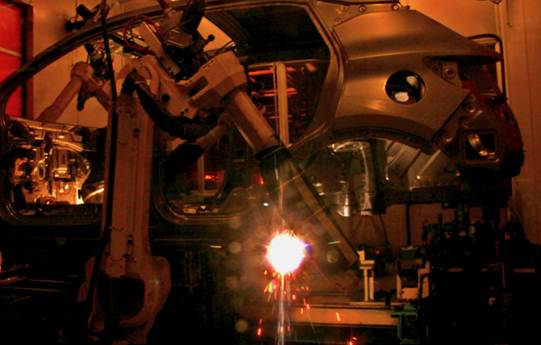 1503019538348942.jpg 【黄涛】 东南汽车CO2机器人:CO2机器人自2016年3月28日投入使用,自行设计、安装、调试,节约外包费用200万元。CO2机器人代替人工作业,而且可以暗处作业,大大提升效率和焊接品质,同时改善环境,消除人员职业危害。