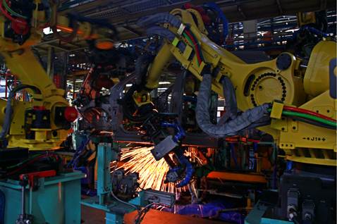 1503019548868650.jpg 【黄涛】花火:花火飞溅,迸射出人工智能的智慧,东南汽车焊装车间智能化水平不断提升,不良品率降低、生产周期缩短,人力成本降低...智能化,让生产变得更聪明