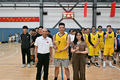 1718863402185053.jpg 6、客服总监谢江宏为优秀球员颁奖.jpg