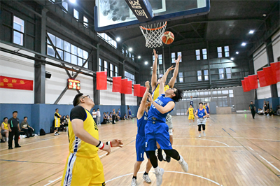 1718863330917619.jpg 2、球员比赛中激烈拼抢.jpg