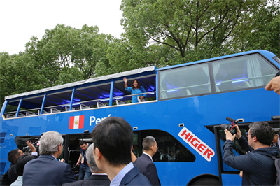 1731897733264831.jpg 博鲁阿尔特在海格双层巴士上向大家挥手致意.jpg